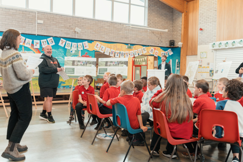 Disgyblion yn Ysgol Llanybydder  yn cymryd rhan mewn gweithgareddau amgylcheddol.