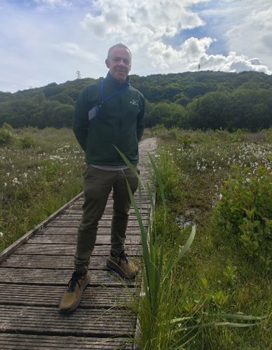 Adam, rheolwr prosiect Trydan, ger Gors Crymlyn
