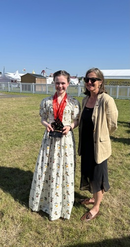 Enillwr y Prosiect Wyddonol gyda Catrin Ellis Jones, Pennaeth Ymrwymiad Cyhoeddus Trydan